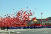 国庆仪式上，神奇的气球在空中竟自然聚合成中国版图