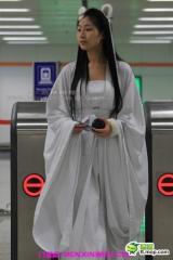 上海地铁惊现美丽白狐女，幽怨的飘过，迷倒众生啊！
