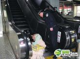 惊险啊！地铁扶梯“咬住”女乘客长裙裙角
