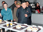 金正恩视察朝鲜山寨麦当劳，笑屎了！